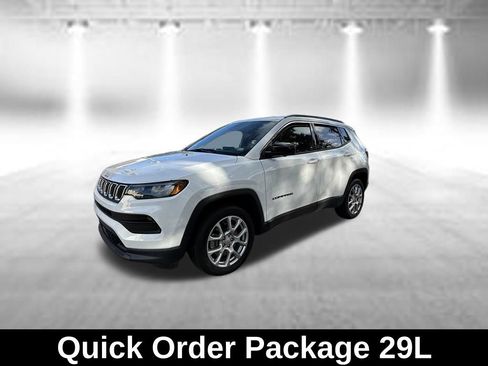 Used 2024 Jeep Compass Latitude AWD/4WD image 3
