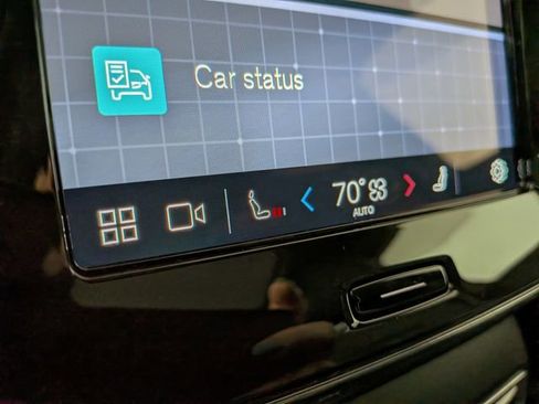 Used 2025 Volvo XC40 B5 Plus image 9