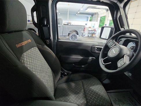 Used 2025 Jeep Gladiator Mojave w/ Convenience Group image 13