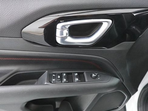 Used 2024 Jeep Compass Trailhawk image 9