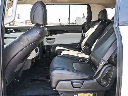 Used 2023 Kia Carnival EX image 19