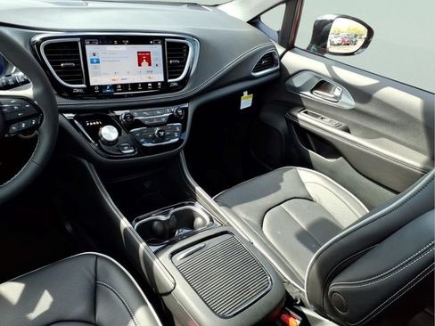 New 2026 Chrysler Pacifica Limited w/ S Appearance Package AWD/4WD image 13