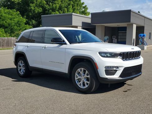Used 2023 Jeep Grand Cherokee Limited w/ Trailer Tow Prep Group (B) AWD/4WD image 3