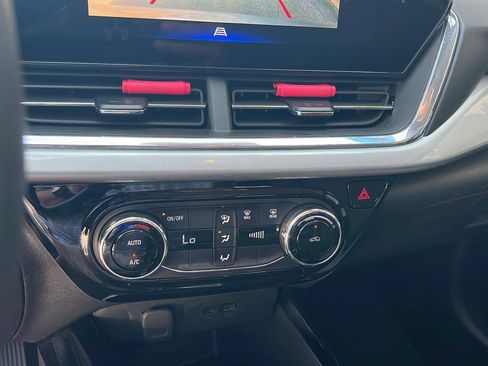 Used 2025 Chevrolet Trax LT image 25