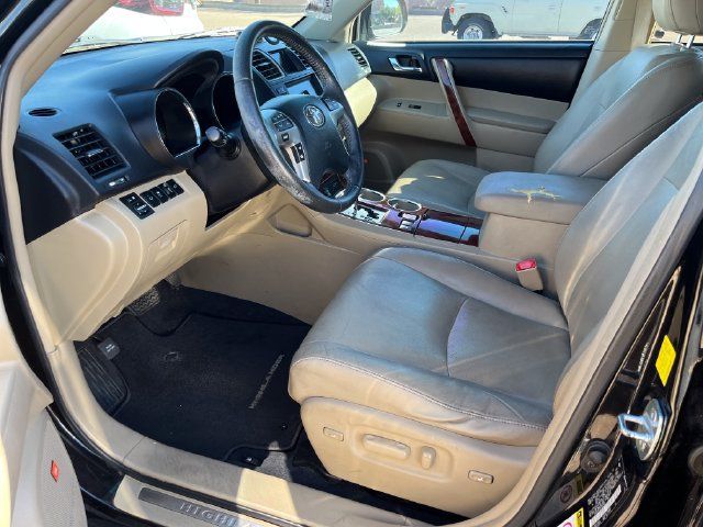 Used 2011 Toyota Highlander Limited w/ Tow Pkg AWD/4WD image 2