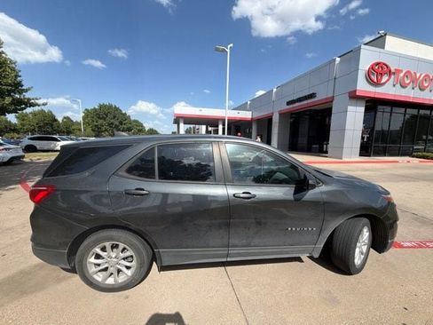 Used 2021 Chevrolet Equinox LS w/ LS Convenience Package FWD image 3