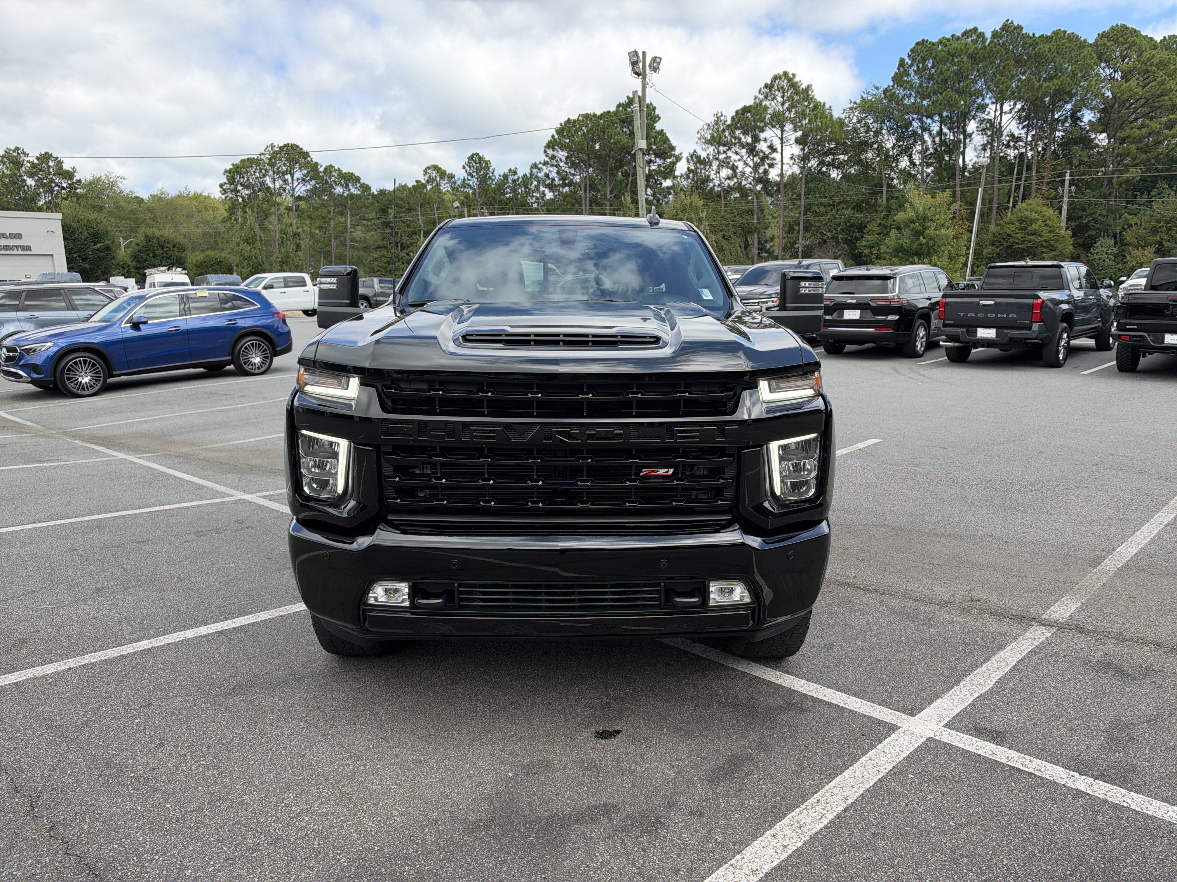 Used 2023 Chevrolet Silverado 2500 LT w/ Midnight Edition AWD/4WD image 2