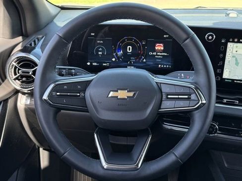 Used 2025 Chevrolet Equinox LT w/ Safety and Technology Package image 12