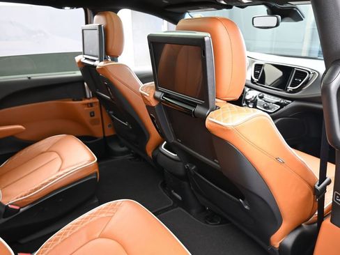 Used 2024 Chrysler Pacifica Pinnacle image 54