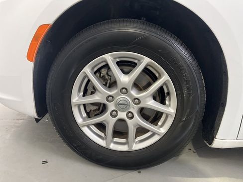 Used 2024 Chrysler Pacifica Touring-L image 15