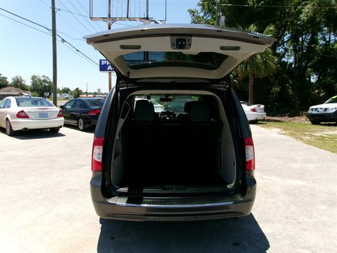 Used 2015 Chrysler Town & Country Limited FWD image 17