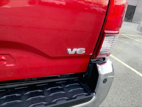 Used 2018 Toyota Tacoma SR5 image 9