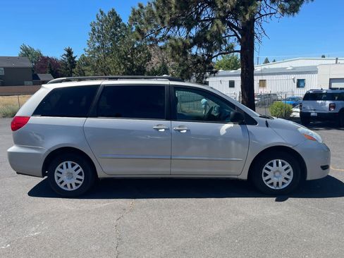 Used 2010 Toyota Sienna LE FWD image 6