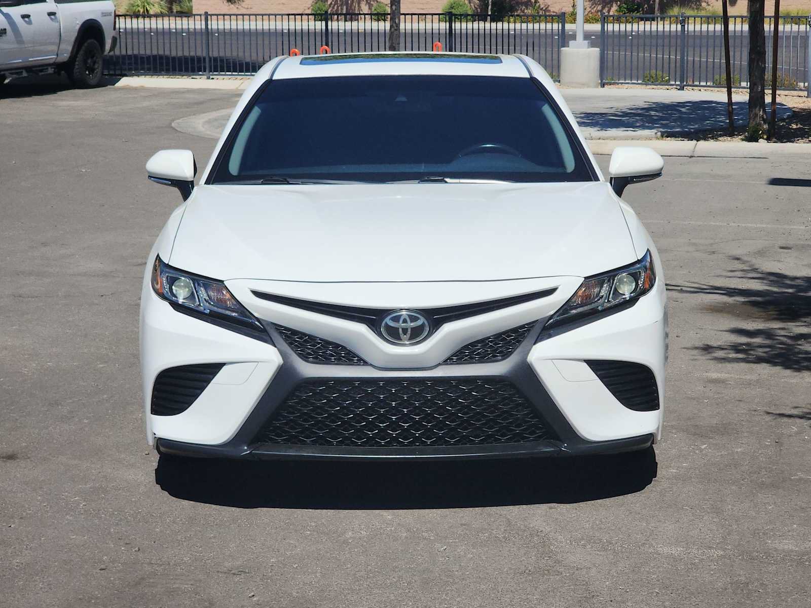 Used 2018 Toyota Camry SE w/ Moonroof Package FWD image 3