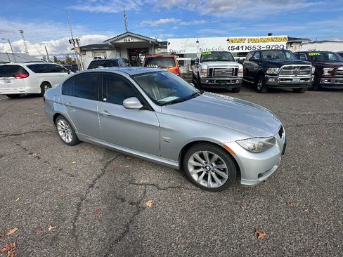 Used 2011 BMW 328i xDrive Sedan AWD/4WD image 2