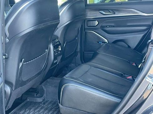 Used 2022 Jeep Grand Cherokee Overland w/ Luxury Tech Group IV AWD/4WD image 16