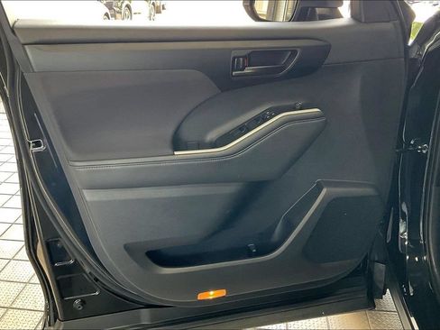 Used 2025 Toyota Highlander LE FWD image 2