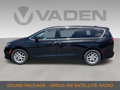 Used 2023 Chrysler Pacifica Touring-L FWD image 7