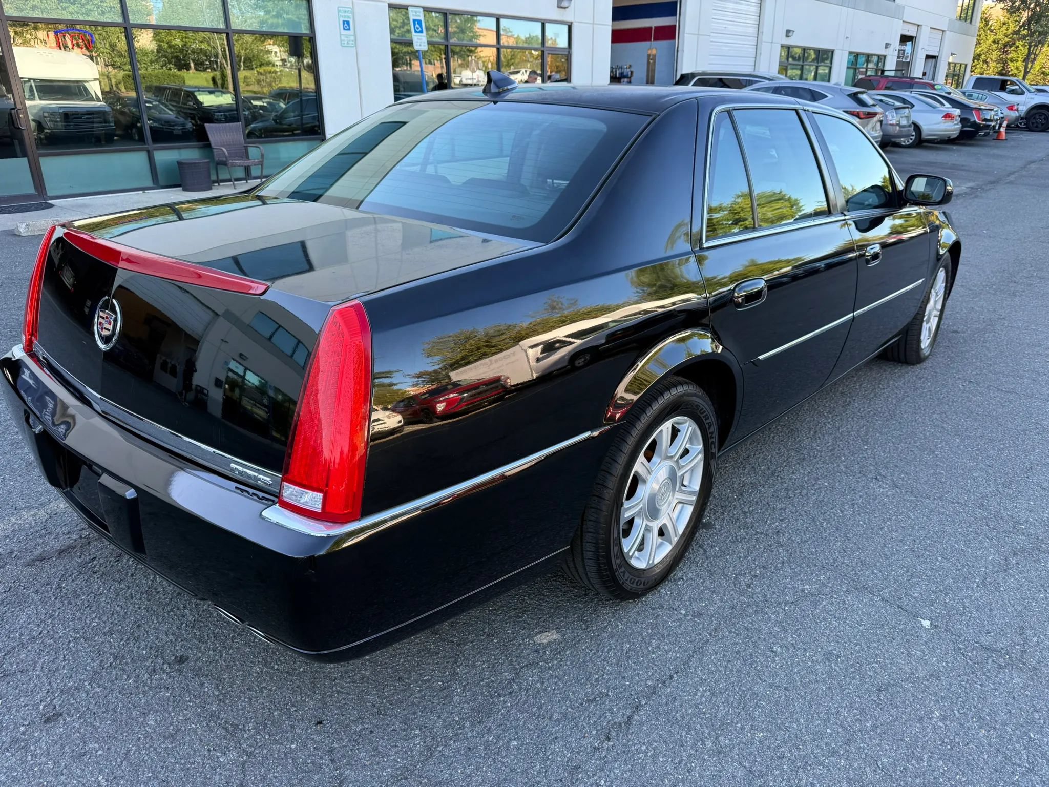 Used 2011 Cadillac DTS FWD image 4