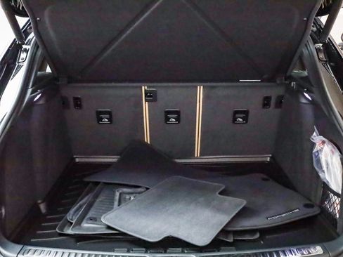 Certified 2026 Porsche Macan AWD/4WD image 30