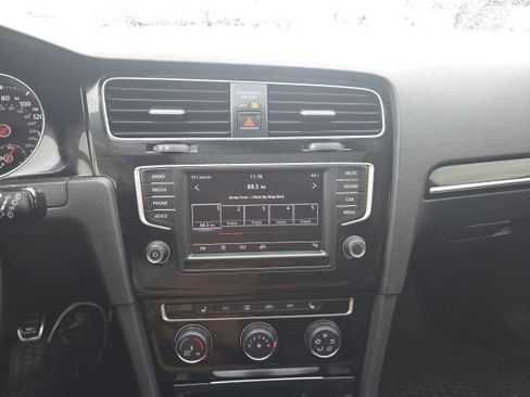 Used 2017 Volkswagen GTI SE image 16