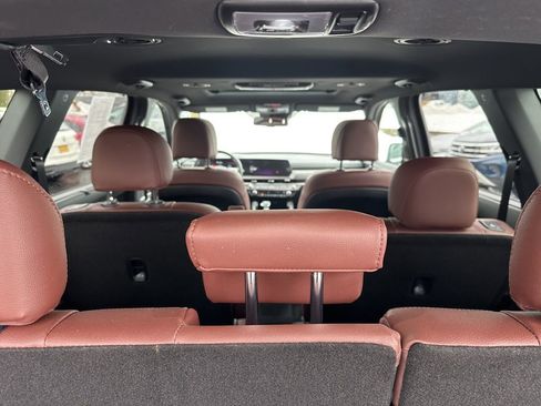 Used 2023 Kia Telluride EX w/ EX Captain's Chair Package image 8