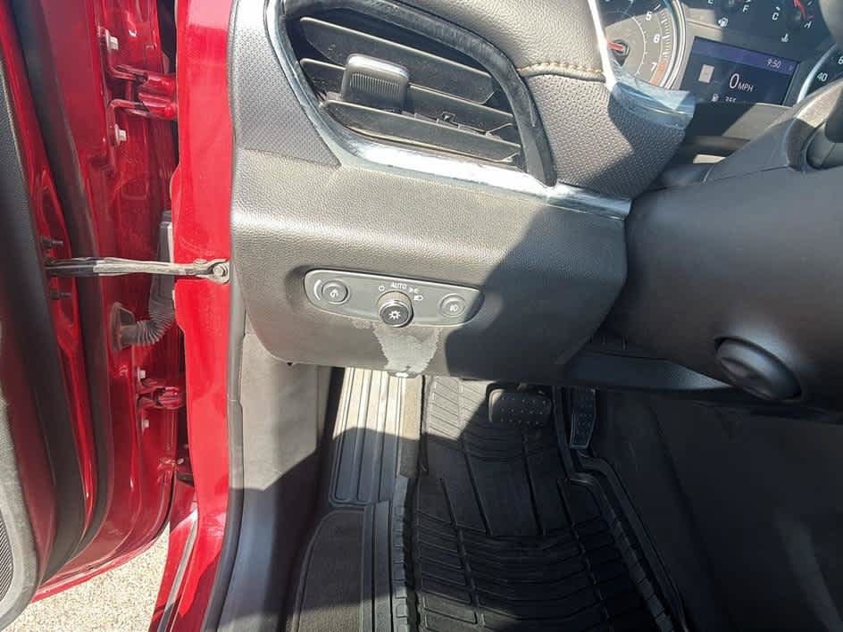 Used 2021 Chevrolet Traverse Premier AWD/4WD image 17