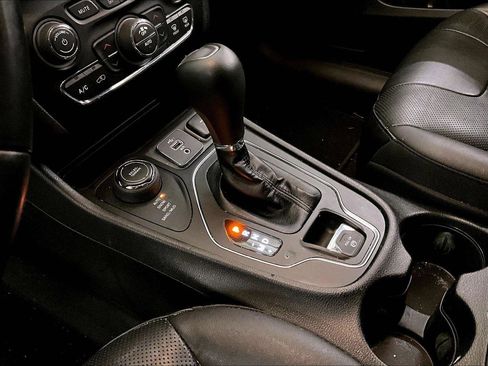 Used 2021 Jeep Cherokee Latitude Lux w/ Sun & Sound Group image 17