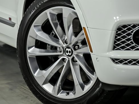 Used 2017 Bentley Bentayga image 4