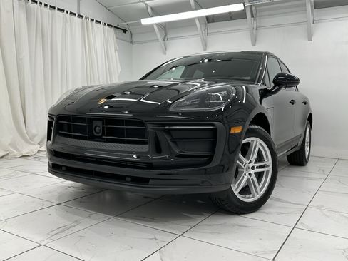 Certified 2024 Porsche Macan image 8