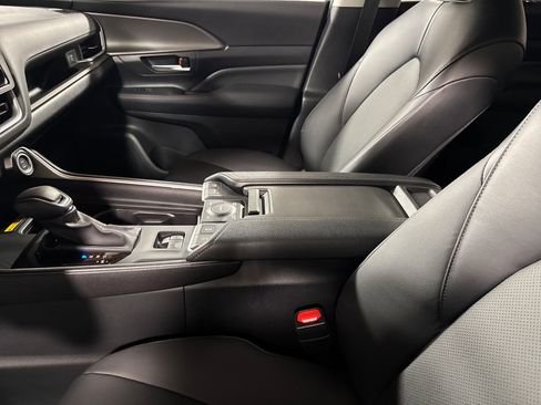 Used 2024 Toyota Grand Highlander XLE AWD/4WD image 25