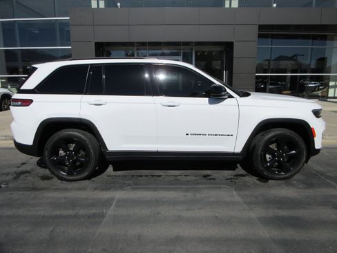 Used 2023 Jeep Grand Cherokee Altitude AWD/4WD image 11