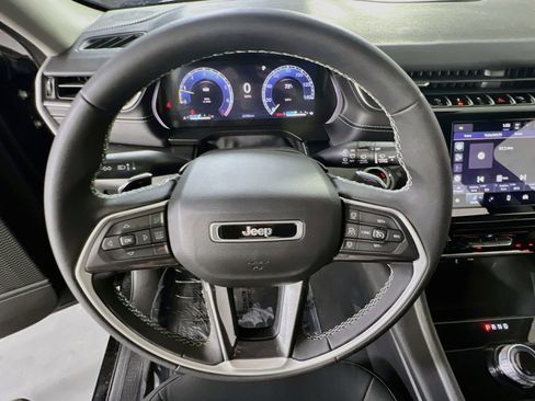 Used 2023 Jeep Grand Cherokee Laredo AWD/4WD image 11