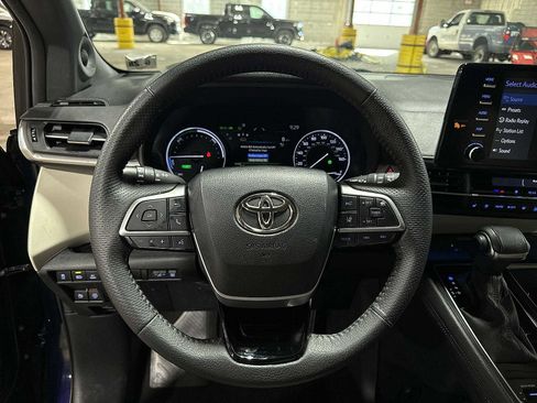 Used 2023 Toyota Sienna Limited w/ Protection Package (TMS) image 19