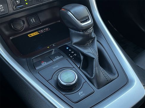 Used 2024 Toyota RAV4 Limited image 17