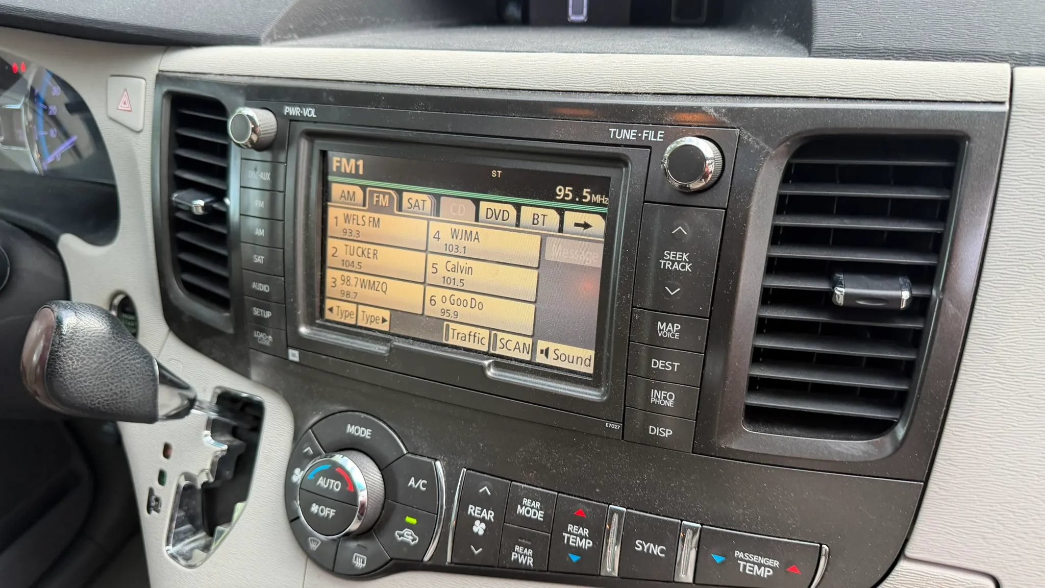 Used 2011 Toyota Sienna XLE w/ Premium Pkg FWD image 10