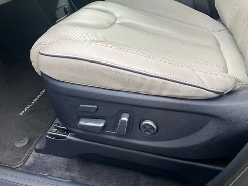 Used 2023 Hyundai Palisade Limited w/ Winter Package AWD/4WD image 17