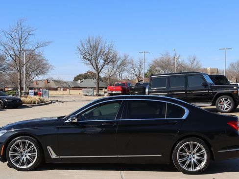 Used 2018 BMW 750i image 7