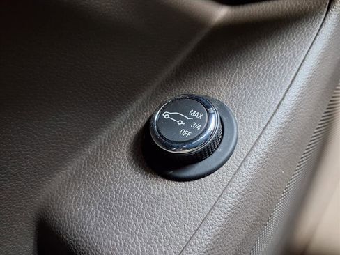 Used 2021 Chevrolet Traverse LT image 19