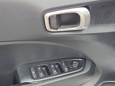 Used 2025 Hyundai Venue SEL FWD image 13