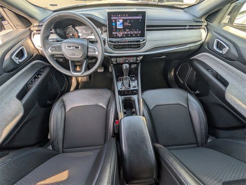 Used 2024 Jeep Compass Latitude image 9