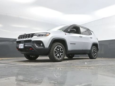 Used 2025 Jeep Compass Trailhawk AWD/4WD image 50