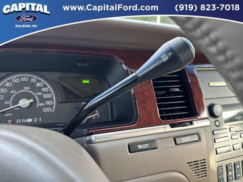 Used 2004 Lincoln Town Car Signature image 29