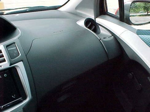 Used 2007 Toyota Yaris 2-Door Hatchback FWD image 18