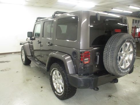 Used 2018 Jeep Wrangler Unlimited Sahara w/ Dual Top Group AWD/4WD image 6