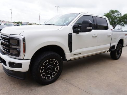 Used 2025 Ford F250 Platinum image 3