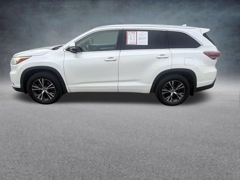 Used 2016 Toyota Highlander XLE AWD/4WD image 2