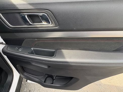 Used 2019 Ford Explorer XLT w/ Equipment Group 202A AWD/4WD image 20