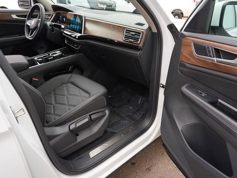 Used 2025 Volkswagen Atlas SE image 32