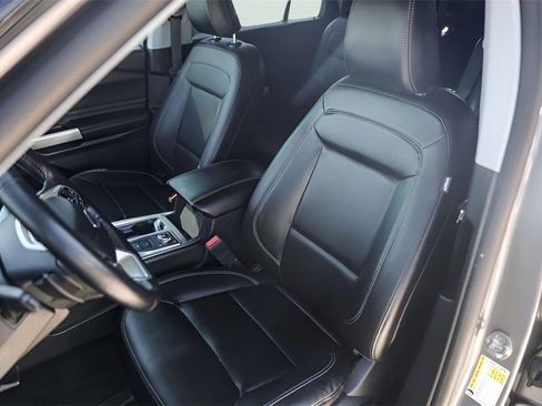 Used 2021 Ford Explorer XLT w/ Equipment Group 202A image 10